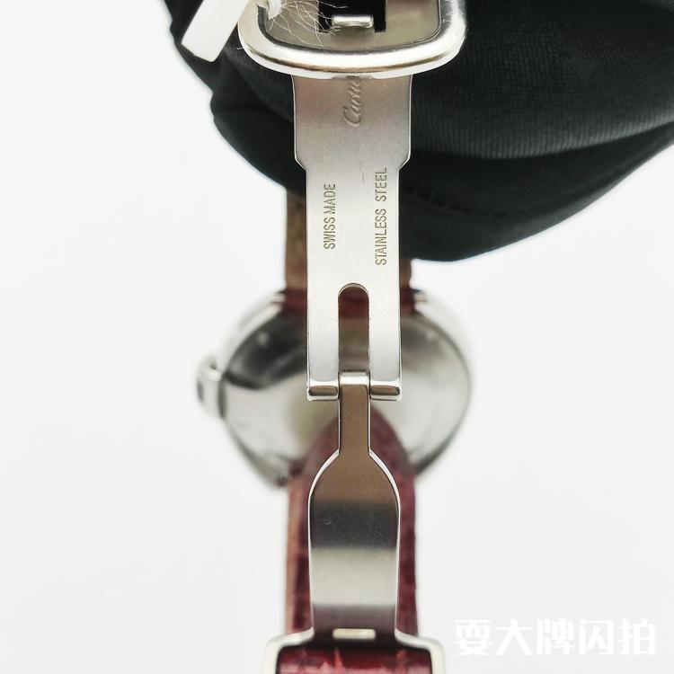 Cartier卡地亚 钥匙系列自动机械腕表 Cartier卡地亚钥匙系列自动机械腕表，极具精致水晶镜面镀银指针，酒红色鳄鱼皮表带，高贵优雅的气质瞬间体现出来，公价32200，这枚超值带走啦  表径31mm
